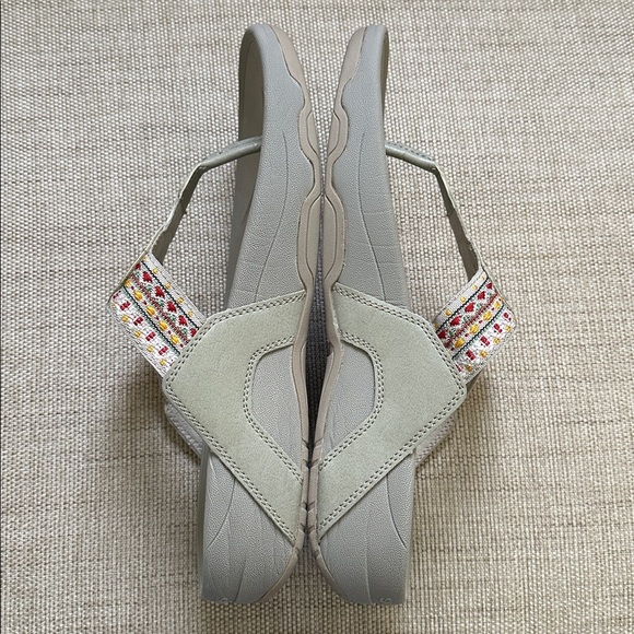 Sketchers Tone Ups Flip Flop Sandal Embroidered Strap grey/tan - Picture 5 of 14